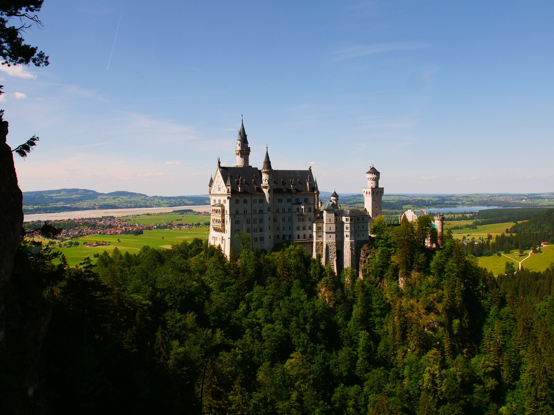 Reise durch die deutsche Kultur - Schloss Neuschwanstein im Sonnenuntergang